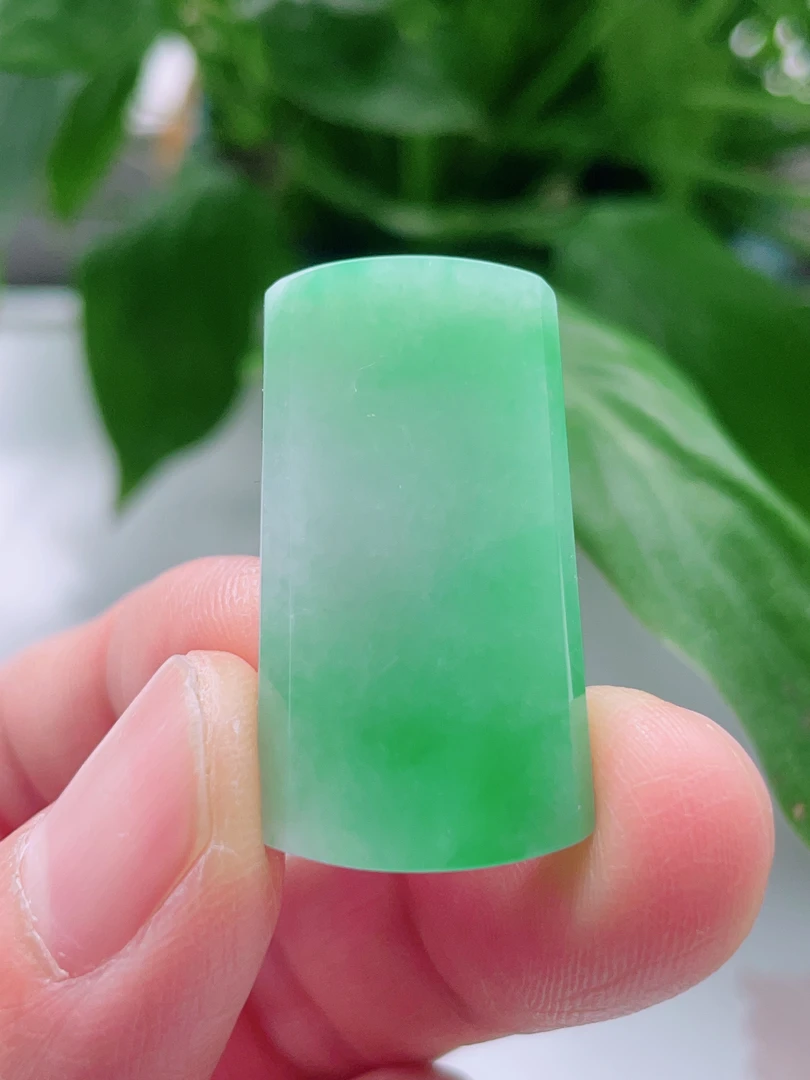 天然缅甸翡翠A货 冰糯飘绿素面无事牌吊坠 尺寸31.8-17.6-4.8mm