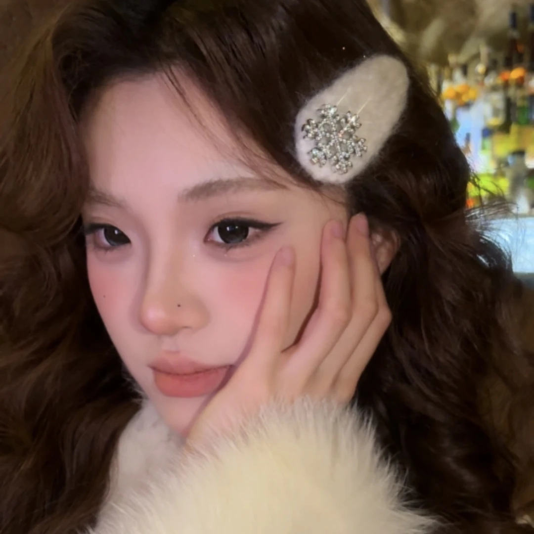 雪绒花飞舞～秋冬灰色毛绒雪花发夹甜美侧边刘海夹高级感氛围感