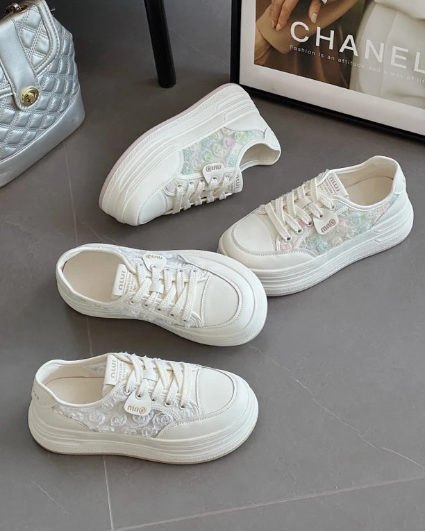 2296【莫奈花园】达思图蕾丝网面花朵厚底女2025夏透气轻便小白鞋