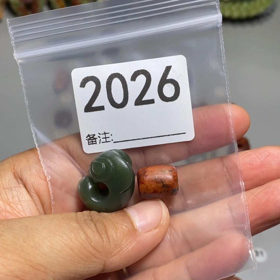 颈饰未镶嵌透闪石质玉圆***呛