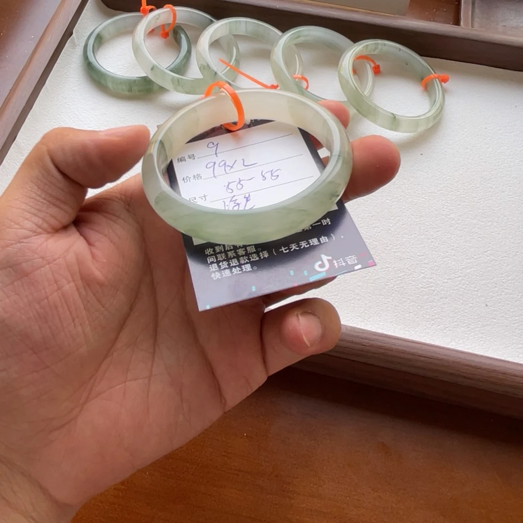 石英质玉手镯未镶嵌浮***。9.55