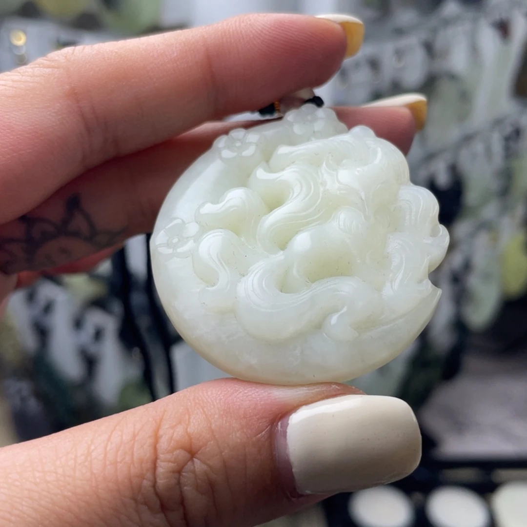 岫玉未镶嵌颈饰摩****?狐狸