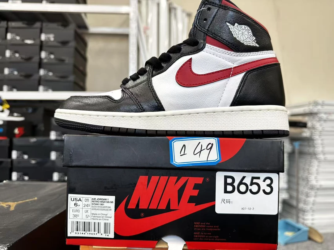 Nike  aj1黑白 全新原盒 38.5码  11月21 bai  B653