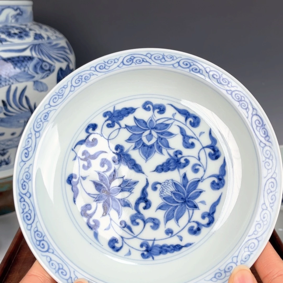 青花缠枝莲花卉盘子