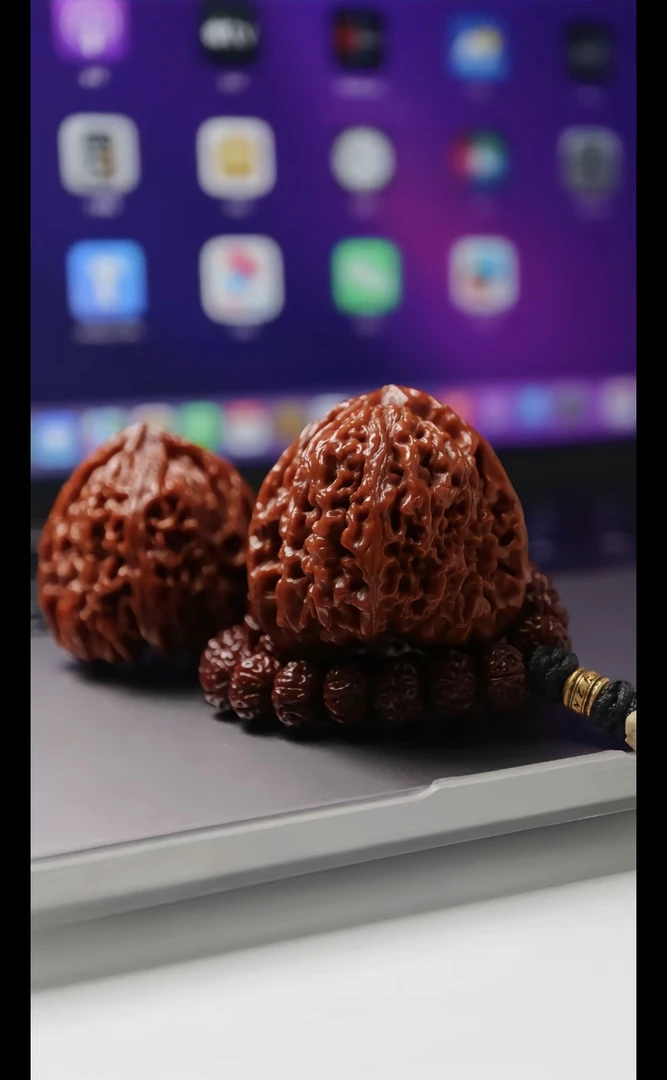 白狮子南疆石磨盘三棱文玩核桃