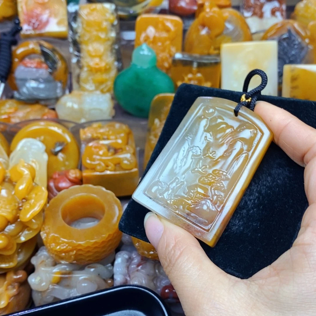 未镶嵌石英质玉（黄龙玉）颈饰