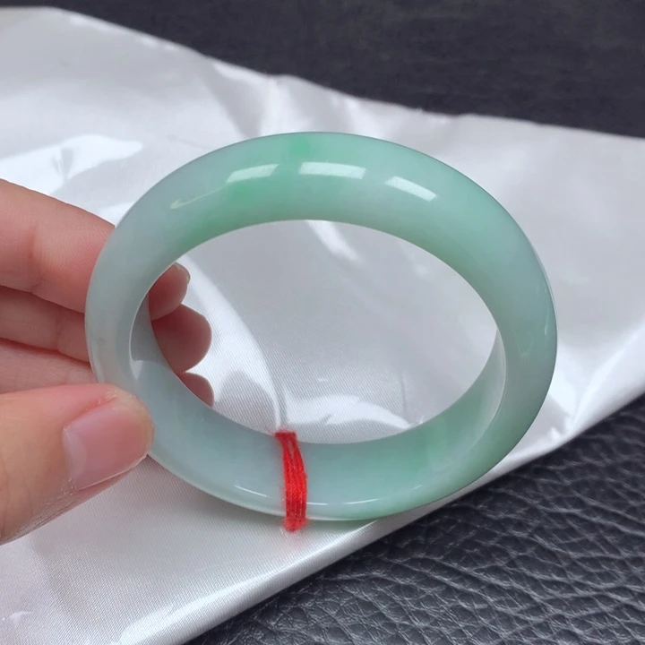 翡翠手镯未镶嵌。