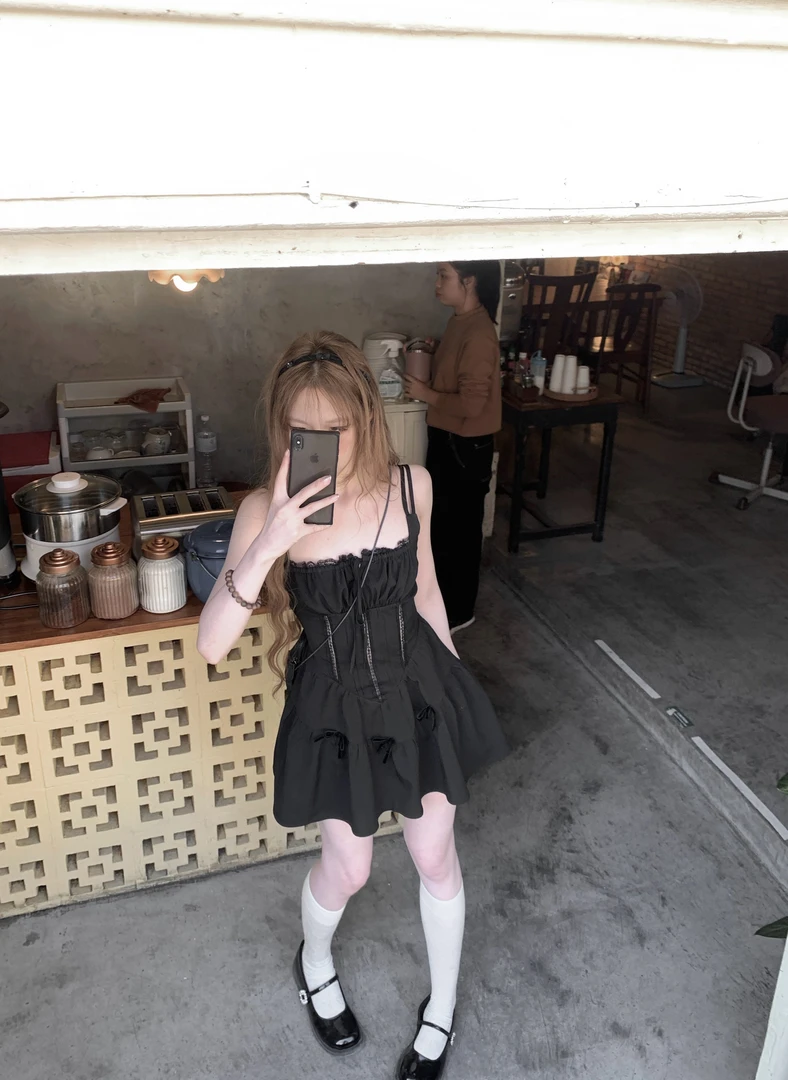 ishui-氤氲芭蕾-黑色镂空绑带气质ins小众法式蕾丝设计师连衣裙