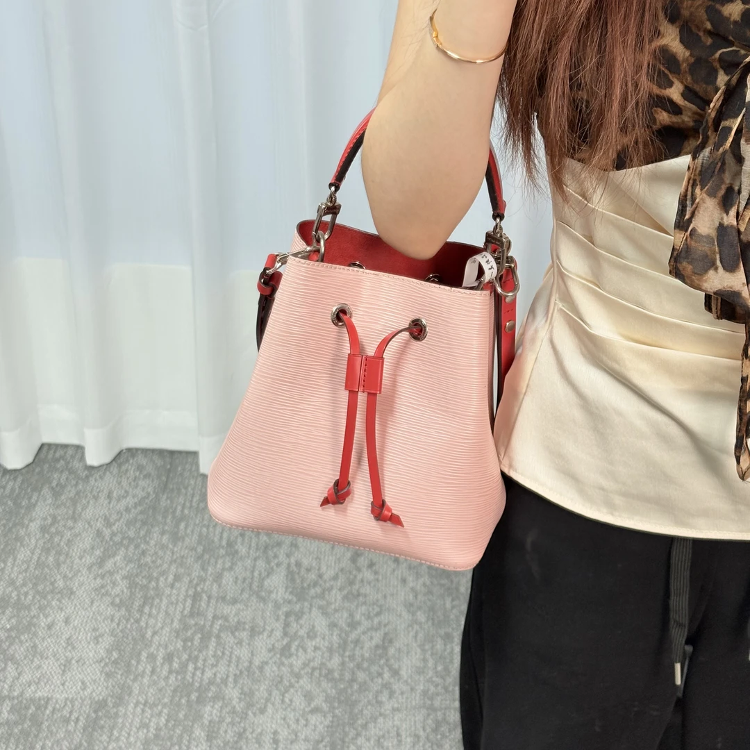 95新 LouisVuitton/路易威登 拼色水波纹水桶手提斜挎包qx