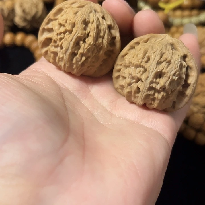 文玩核桃把件41左右白狮子，微微瑕，编号025