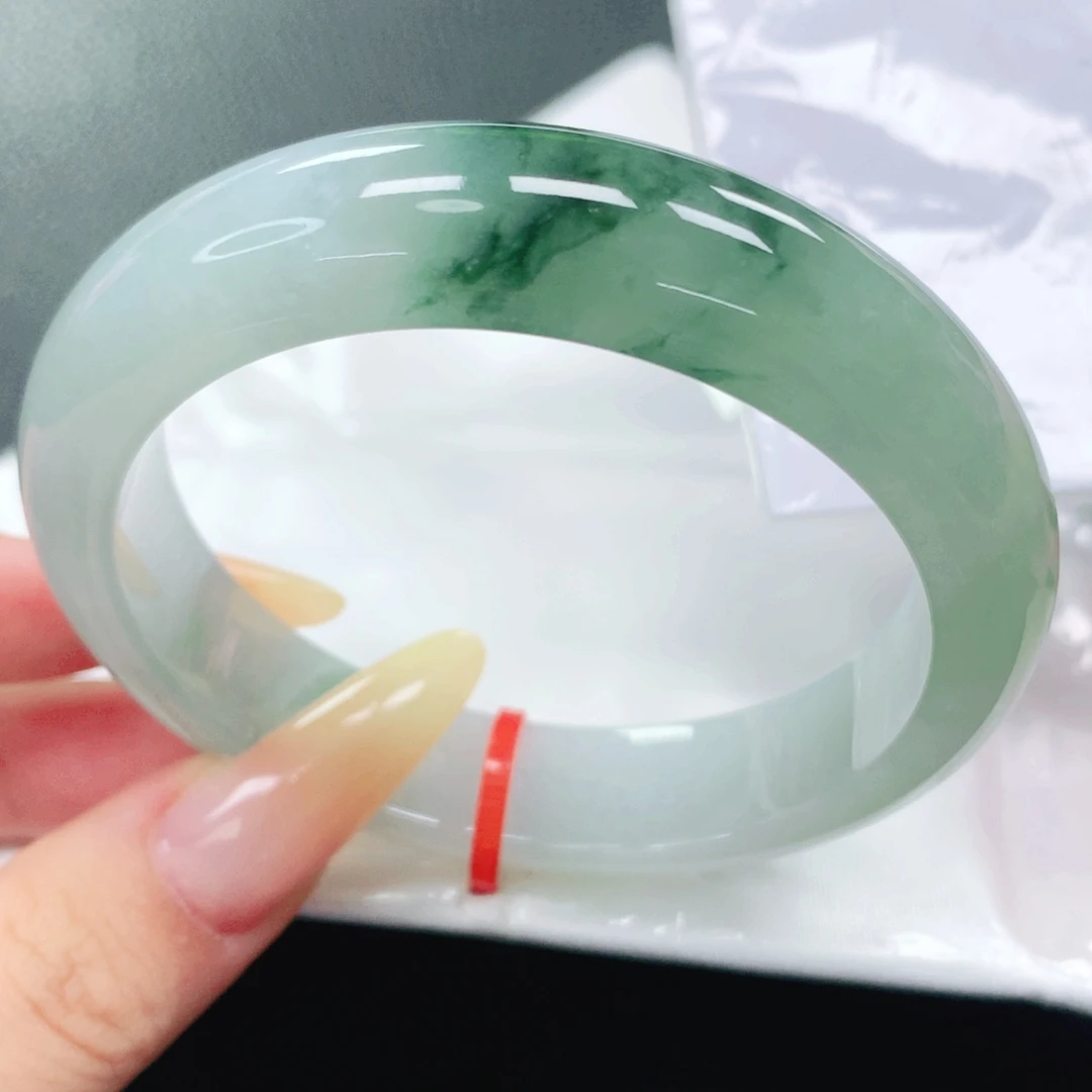 翡翠手镯未镶嵌57。