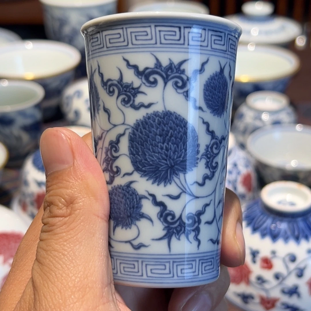 精品青花霸王团菊文香杯口径约5.3厘米