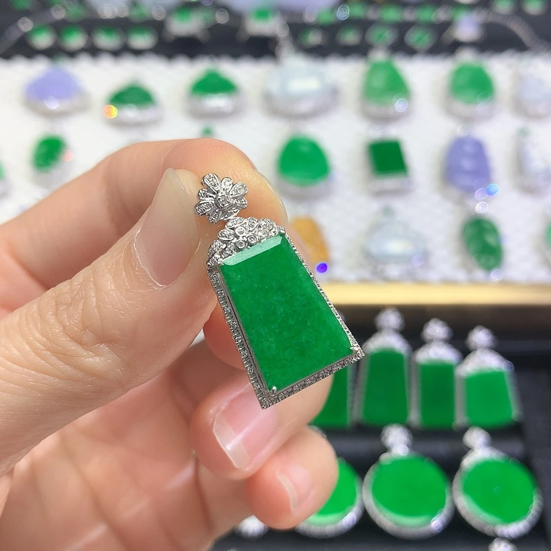 颈饰18K金镶嵌翡翠吊坠