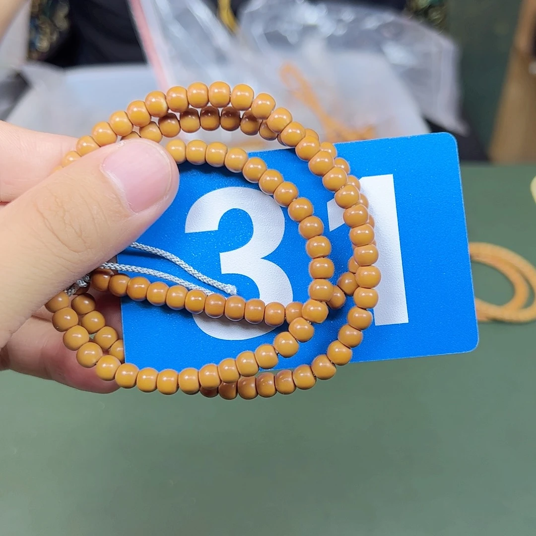 张***喜橄榄核吊坠6核尖。   31