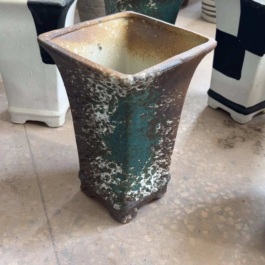 高度28口15有孔瓷器
