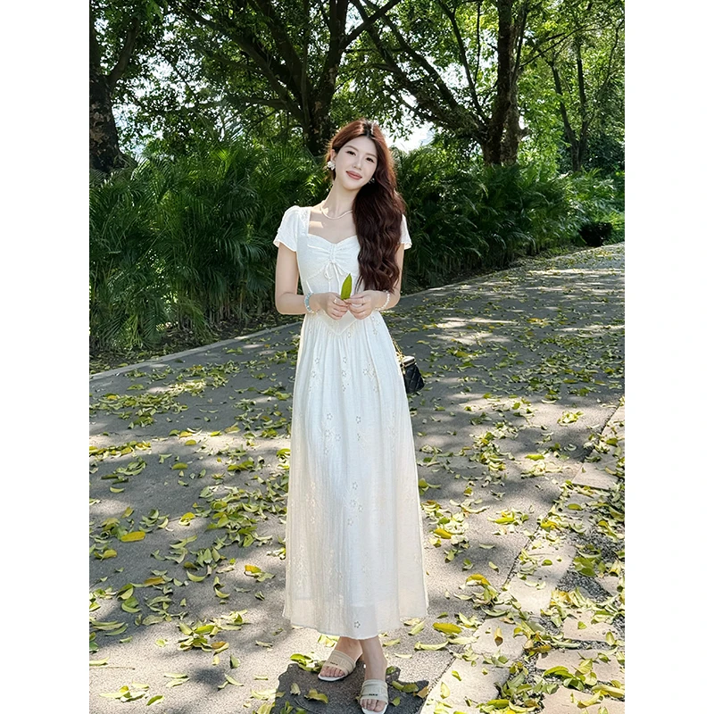 【仙草流光】甜辣多多提花法式设计感方领连衣裙女夏季2025新款收腰