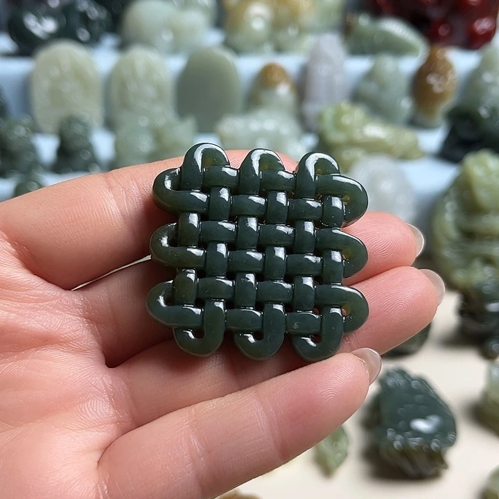 越***己和田玉未镶嵌挂件