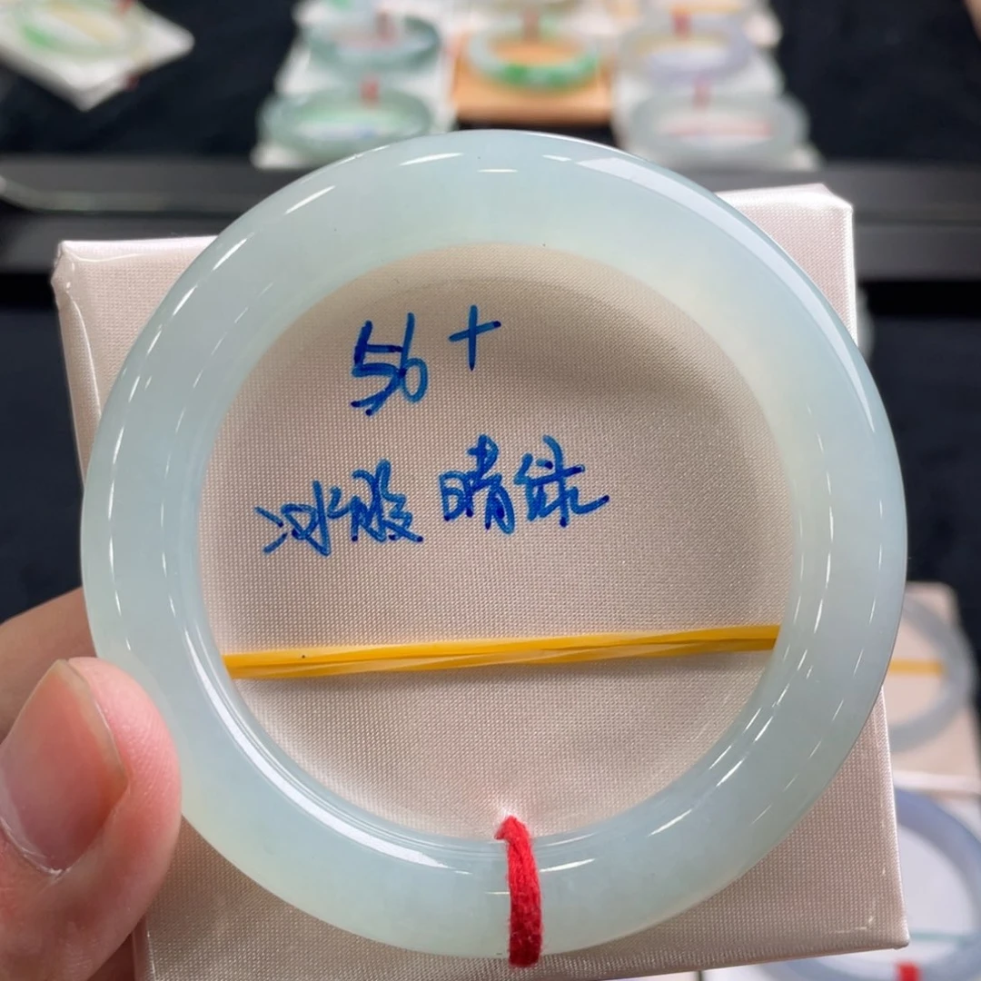 翡翠手镯未镶嵌翡翠手镯