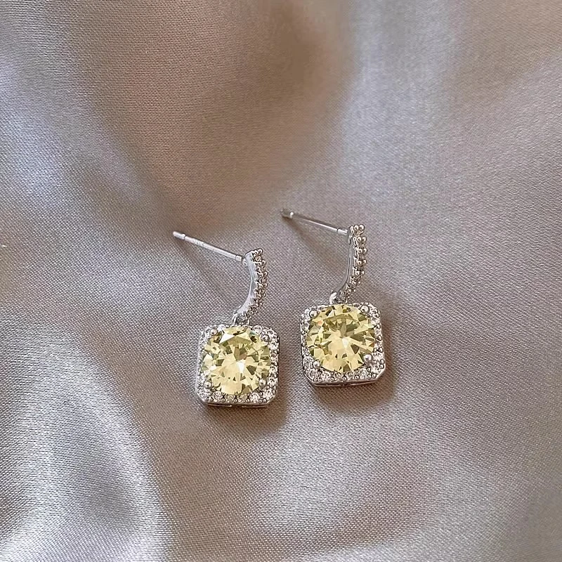 铜合金耳饰  小众独特方糖锆石耳环女气质耳钉轻奢高级感绝美耳饰
