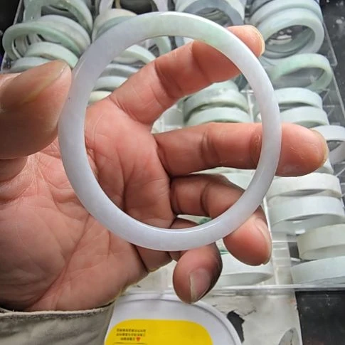 定制翡翠绿点手镯未镶嵌