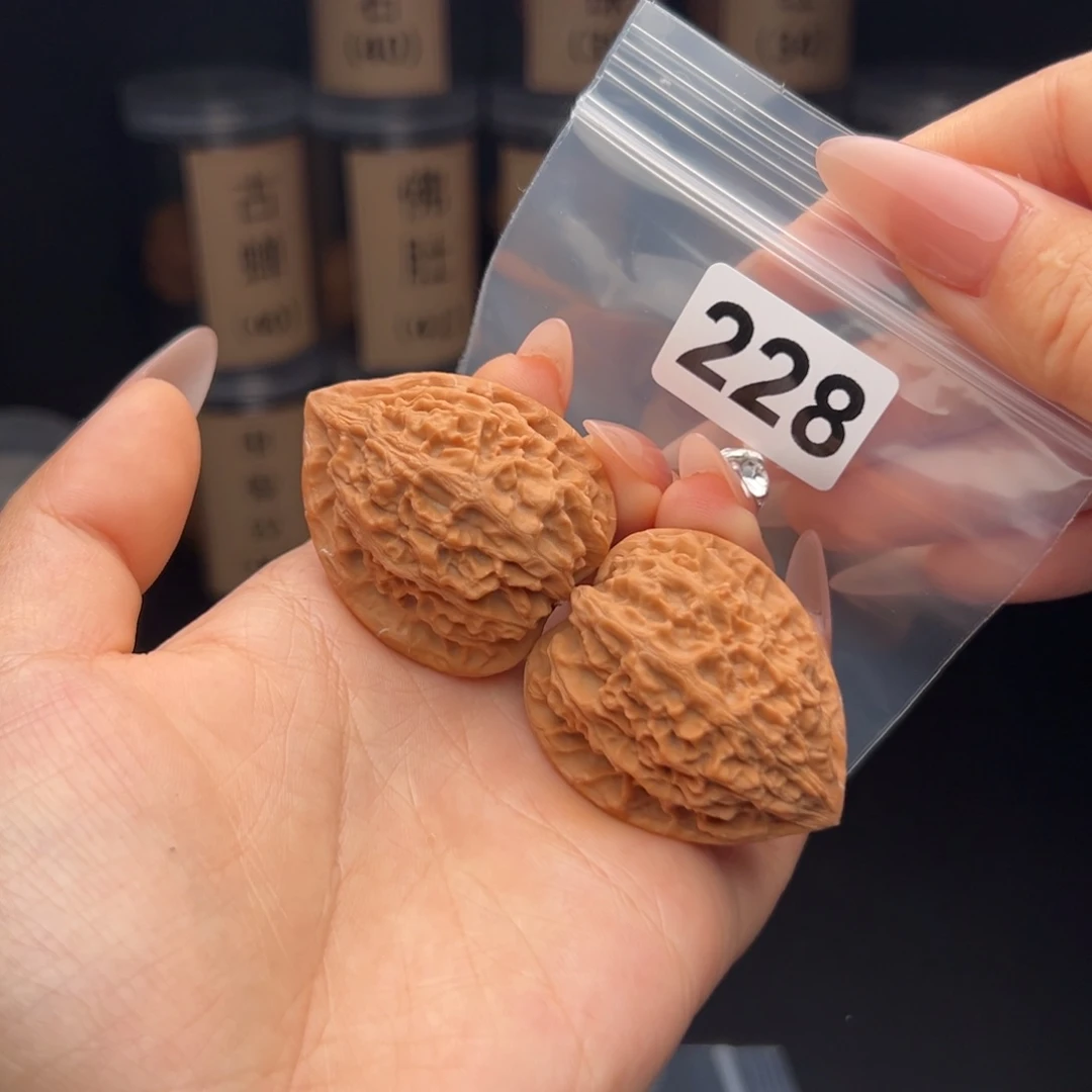 文玩核桃吊坠金牛38