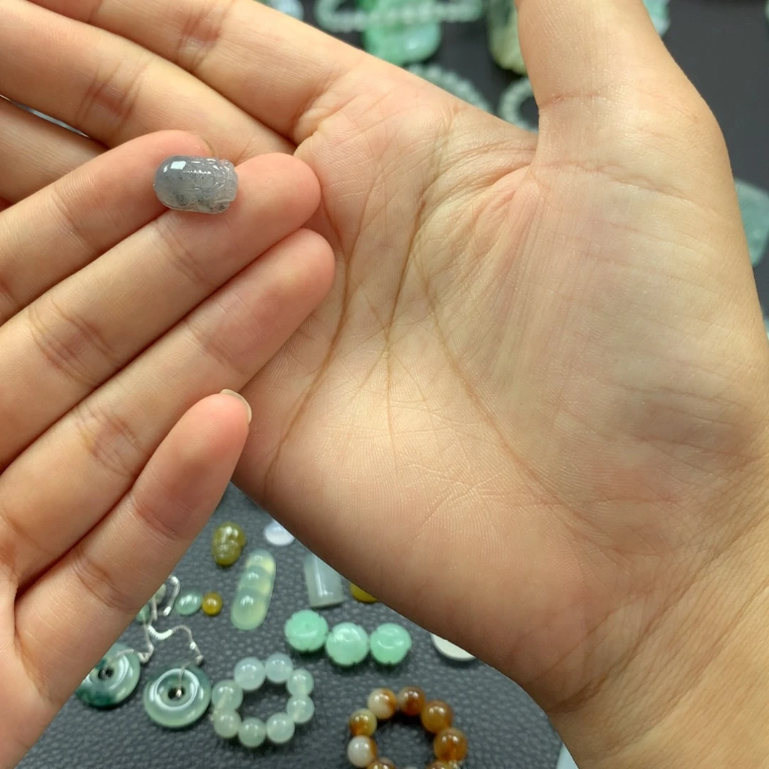 翡翠未镶嵌颈饰貔貅