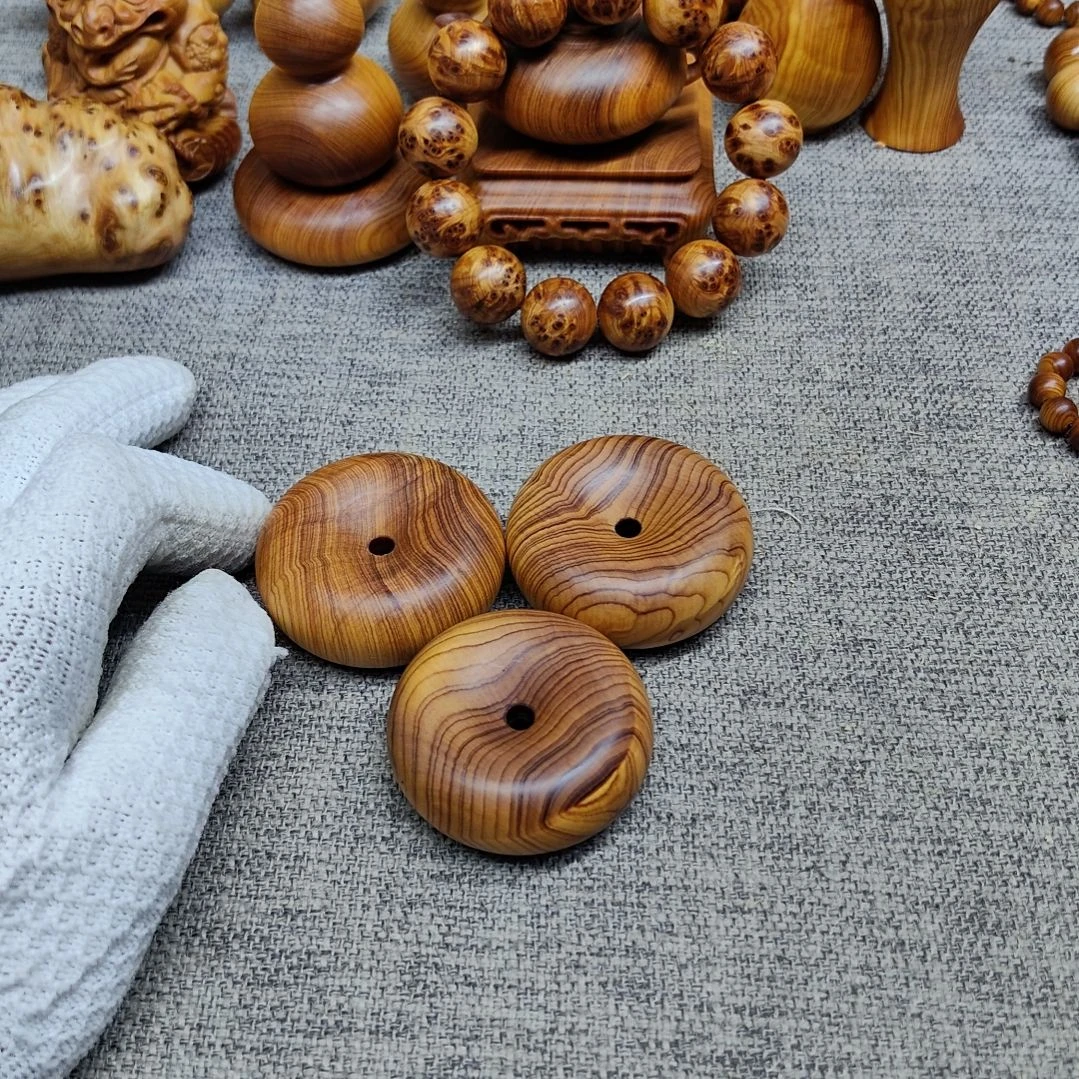 平安扣一个，太行崖柏。