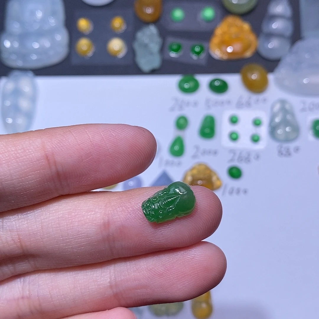 翡翠未镶嵌颈饰辣绿貔貅