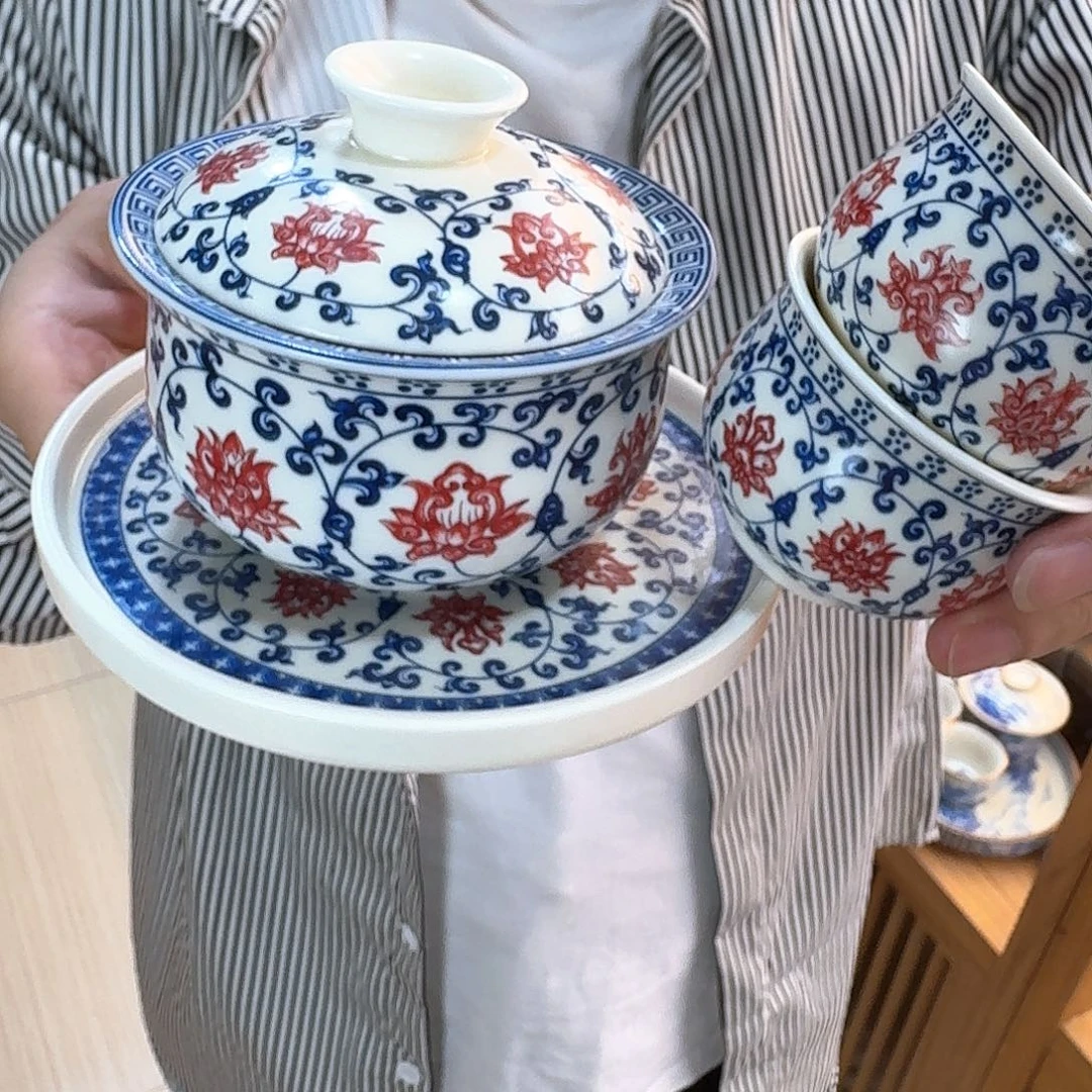 盖碗里的水煮开后放入锅