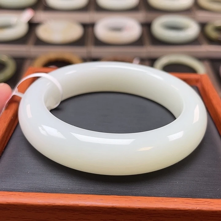 和田玉未镶嵌手镯羊脂级别