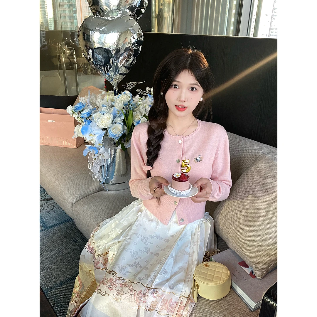 GA盈瓷温柔圆领刺绣短款针织开衫新款小个子复古显瘦女 24FW0388