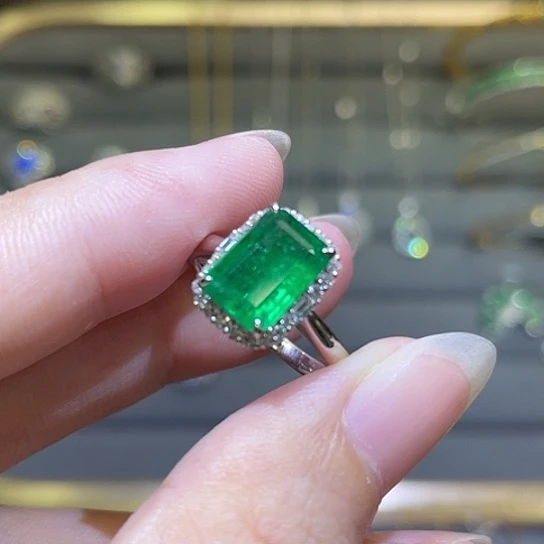 18K金镶嵌戒指祖母绿2.6ct