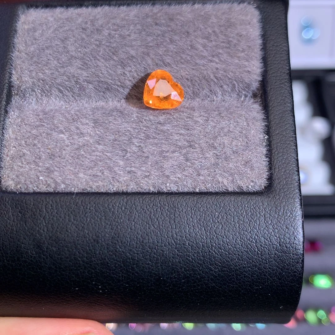未镶嵌裸石石榴石（芬达石）2.345ct