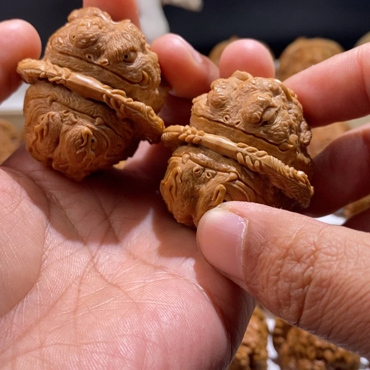 臣***文玩核桃把件纯手工雕刻文玩核桃