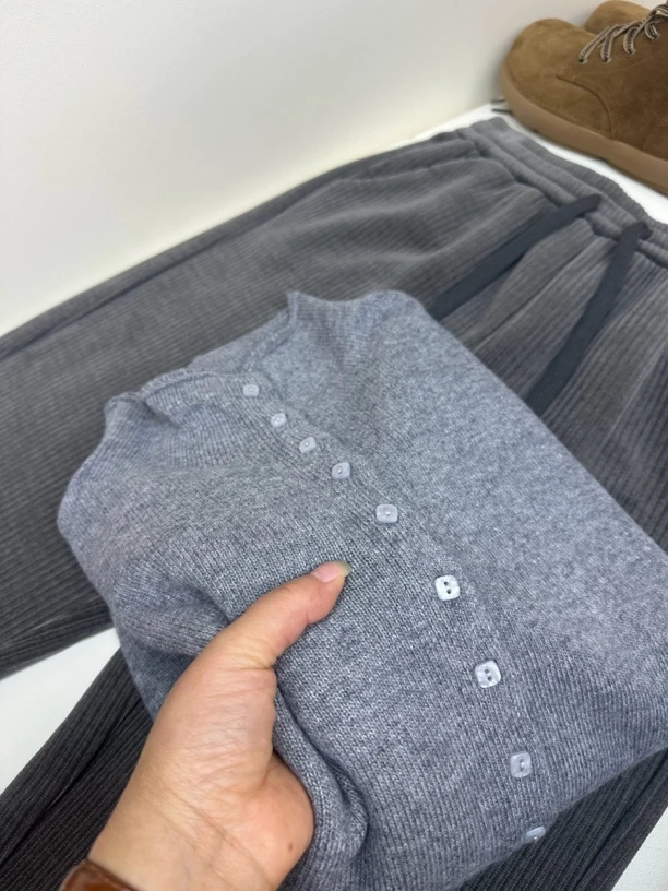 杨姐家 巨气质显瘦 今年的第一件气质灰方扣毛衣开衫 百搭洋气