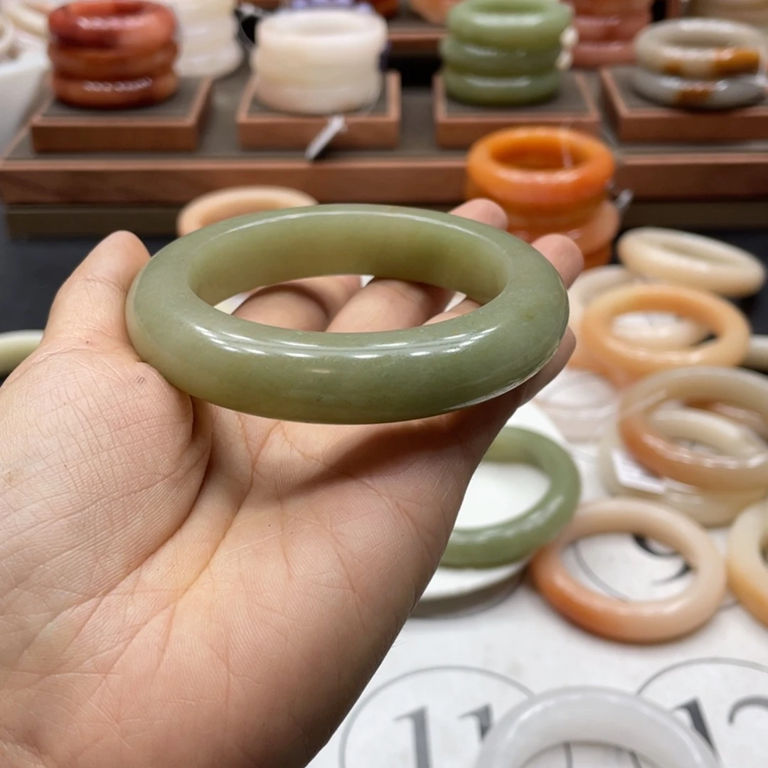 刚***会未镶嵌手镯石英质玉