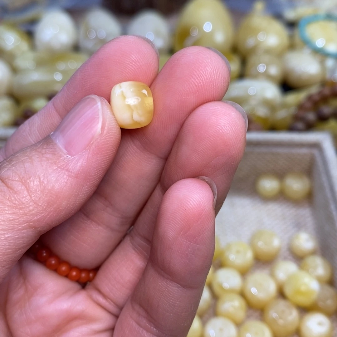 余***め琥珀未镶嵌裸石原矿蜜蜡配珠