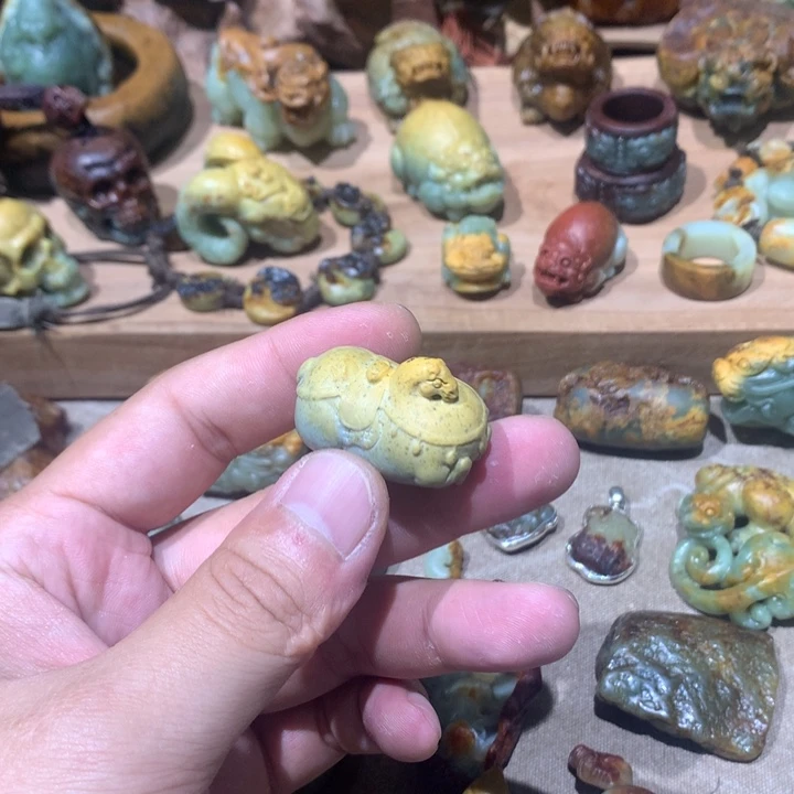 未镶嵌岫岩河磨玉（透闪石质玉）挂件