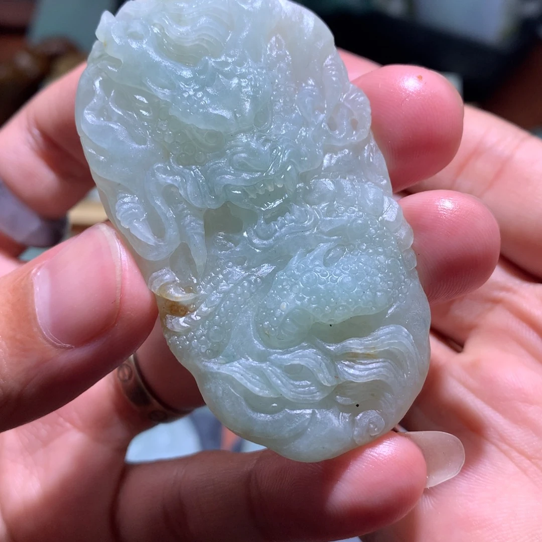 翡翠未镶嵌颈饰龙