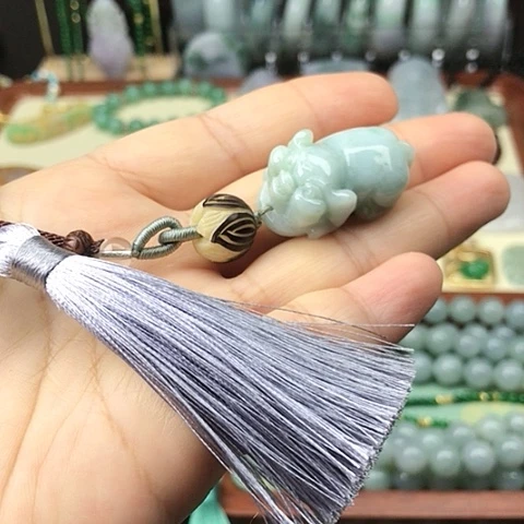 翡翠未镶嵌颈饰招财猪包挂