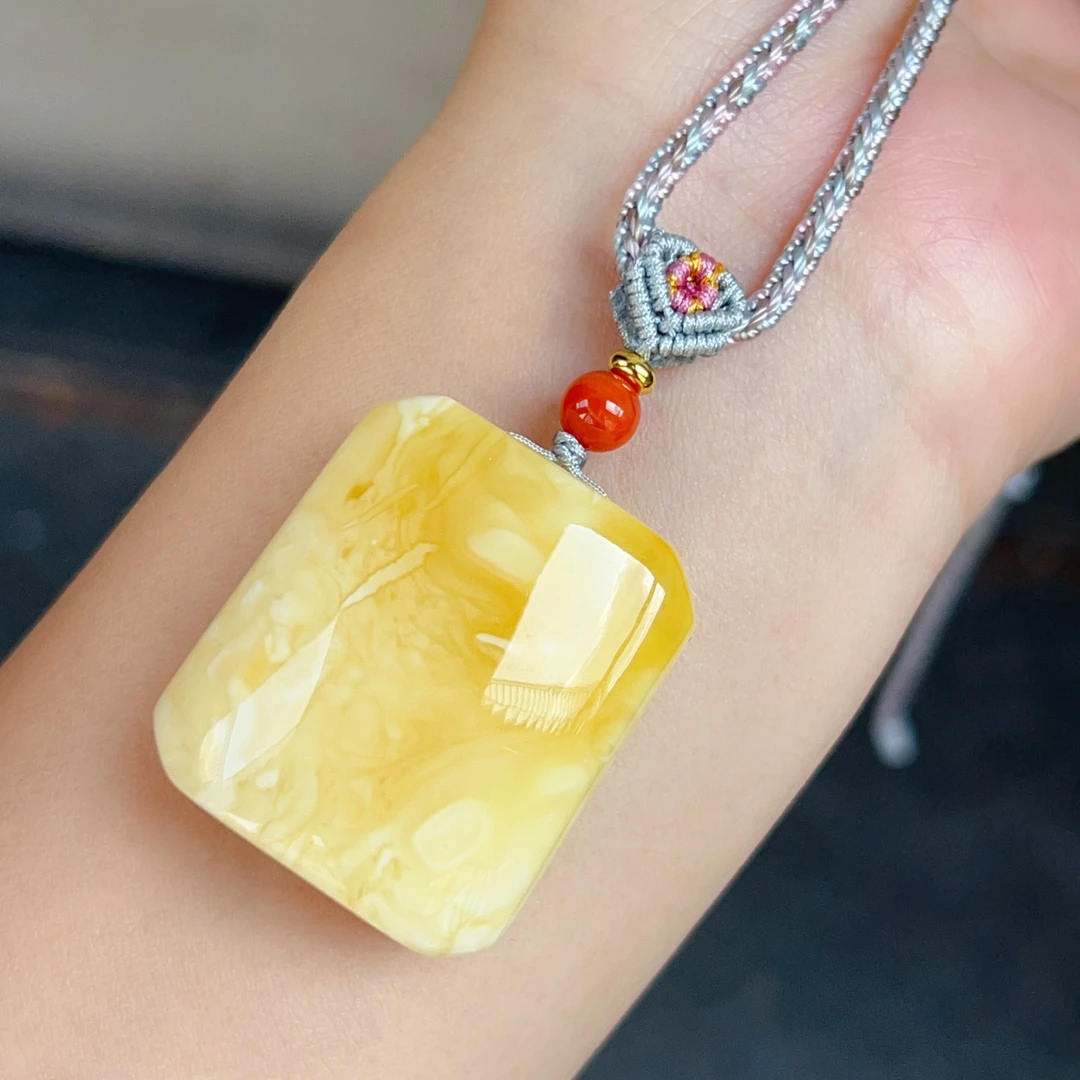 俄料黄白花蜜蜡方牌吊坠，12.4克，尺寸33.3*29.5*14.1mm