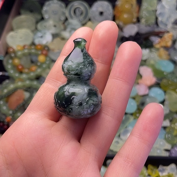 蛇纹石玉合金颈饰雕花葫芦