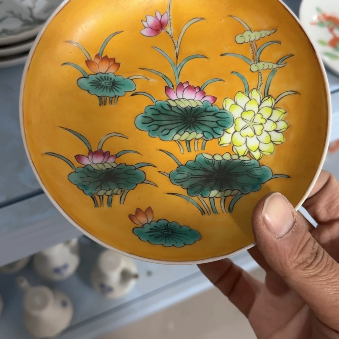 瓷片瓷器上还写满红花绿丝