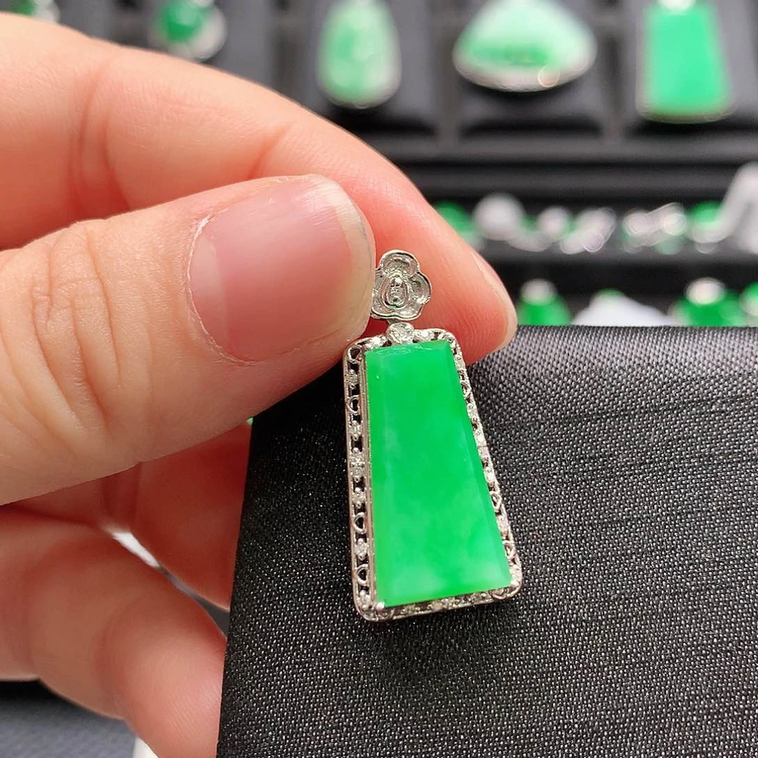 翡翠18K金镶嵌颈饰无事牌