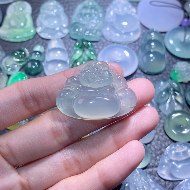 翡翠颈饰未镶嵌佛