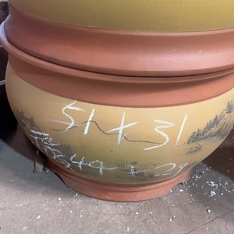 紫砂花盆大金鱼缸一个