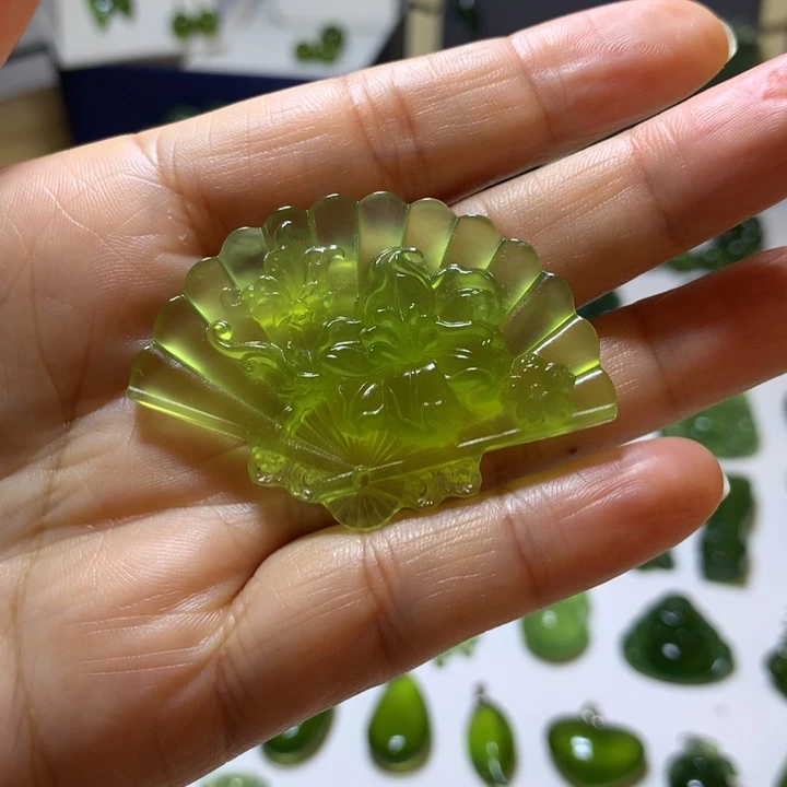 岫玉未镶嵌颈饰吊坠