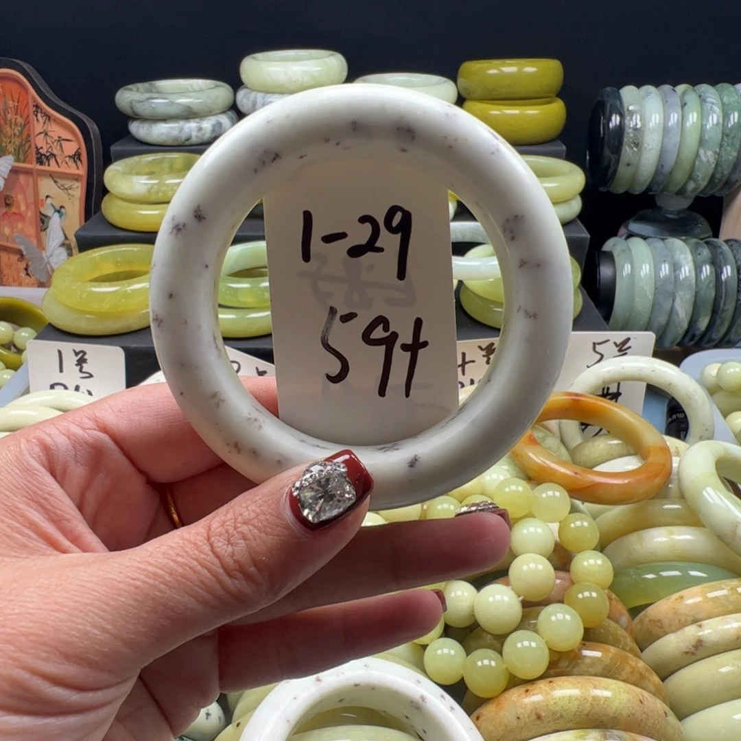 敬***业蛇纹石玉未镶嵌手镯