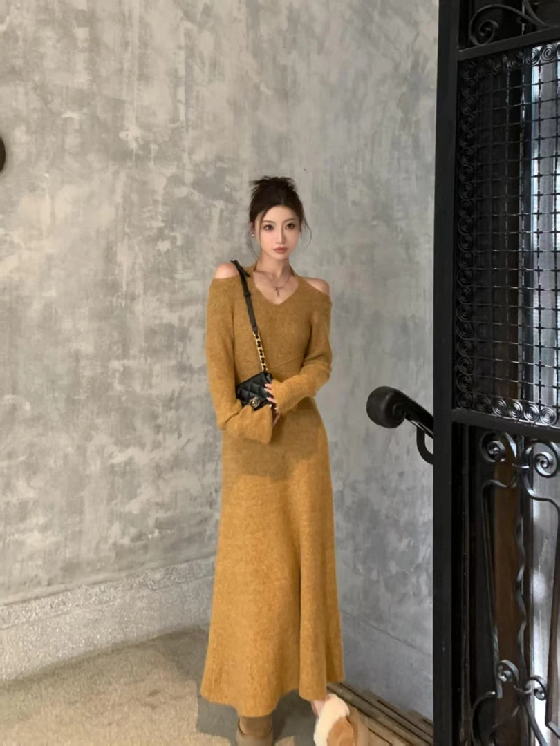 法式气质长袖打底针织连衣裙女2025秋冬新款修身显瘦露肩毛衣长裙