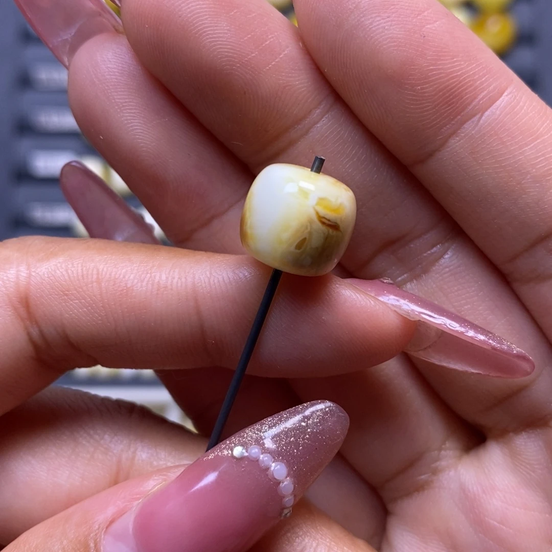 蜜蜡未镶嵌珠宝奇石俏色瓷白妖花老型12.3*11mm